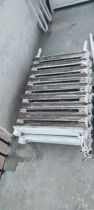 Продам б/у чугунные батареи 3 шт. В каждой 9 секций. 1000 тенге секция