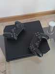 Vând ps4, 1 tb memorie,2 joystick-uri plus 4 jocurj cadou surpriză