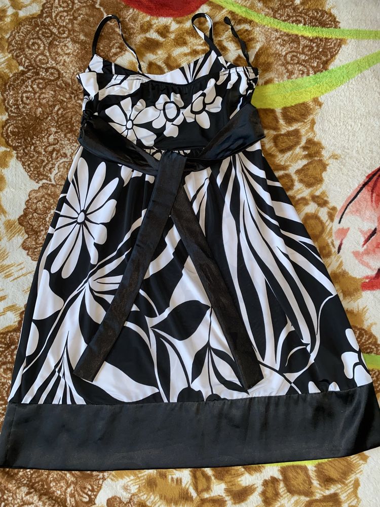 Rochie alb cu negru, cu imprimeu floral de dimensiuni mari.