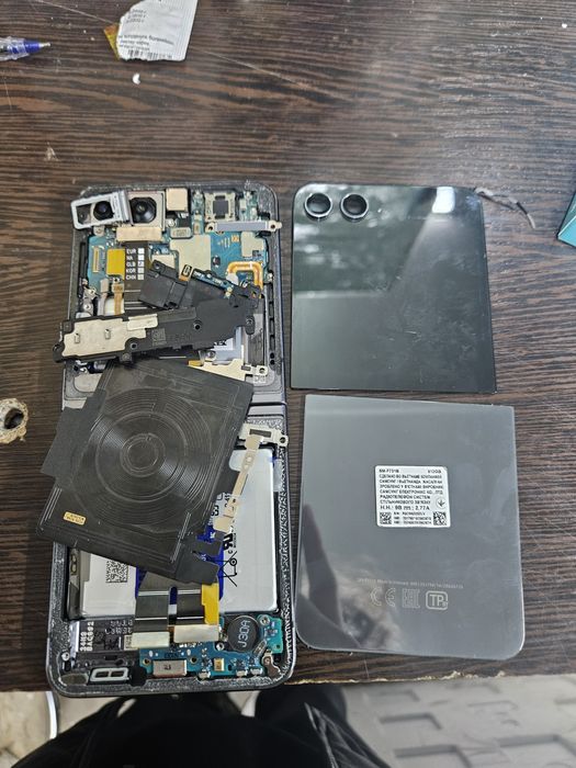 Samsung Z Flip 5 плата с внутреннастями