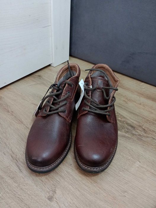 Vând ghete bărbătești.