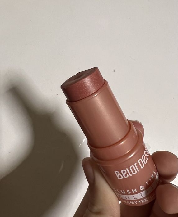 Палетка теней, стик румяна, карандаш для губ, стразы