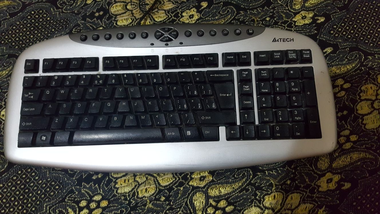 Vand 2 tastaturi pentru pc, 2 boxe  si casti de orice gen