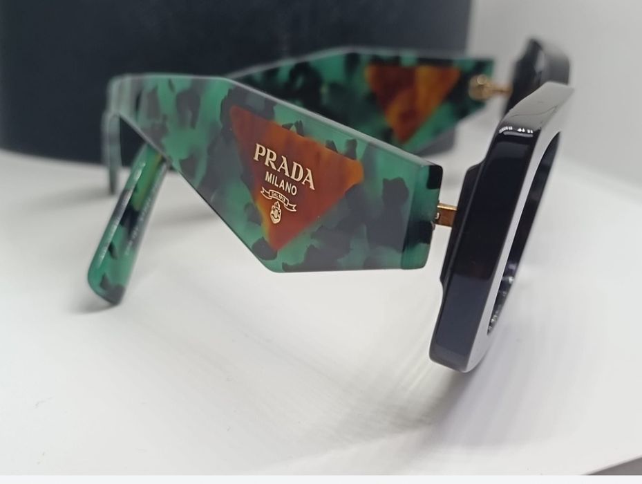 Продавам слънчеви очила Prada SPR 15Y кафяво със зелено