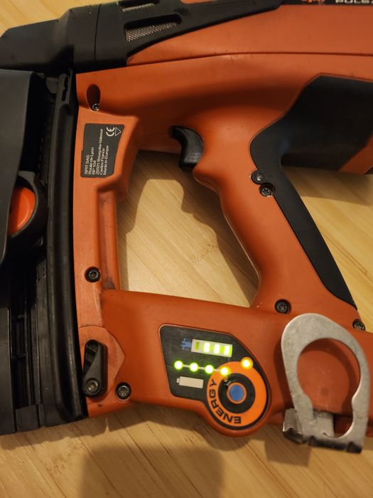 Pistol de cuie pentru beton sau fier