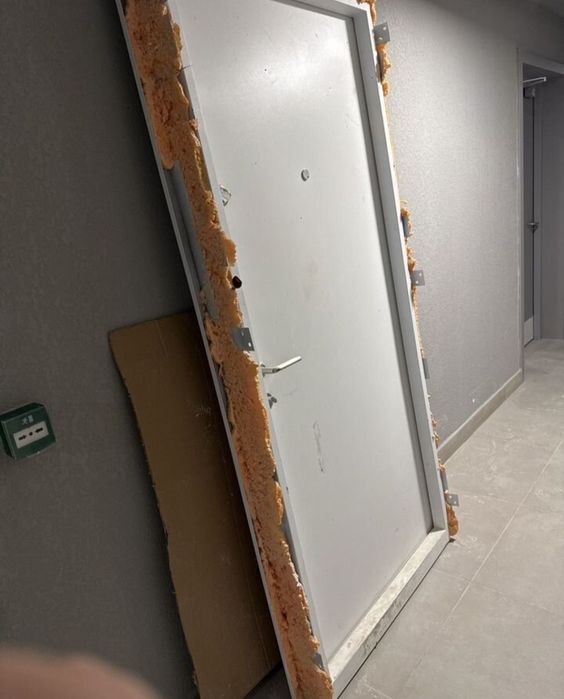 Дверь входная б/у пик белый дом