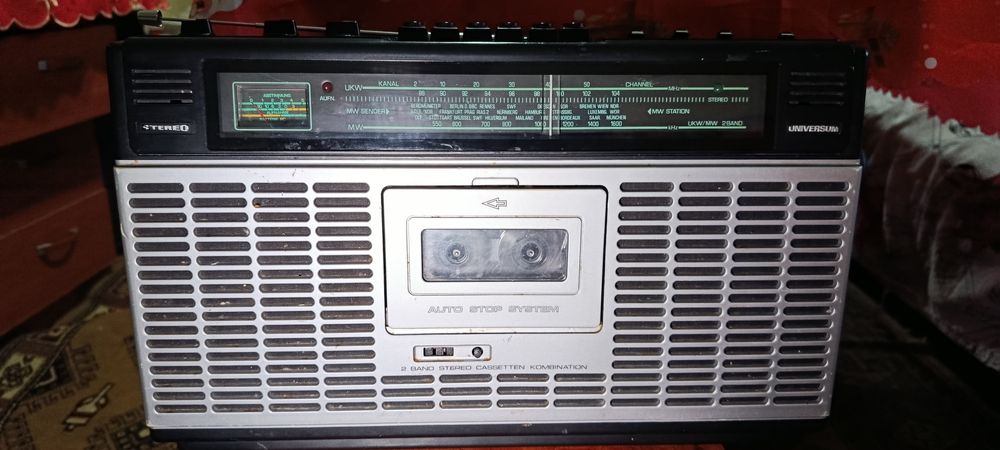 Radiocasetofon universum