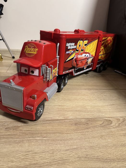 Camion Mack Mega şi pistă de curse 2-în-1