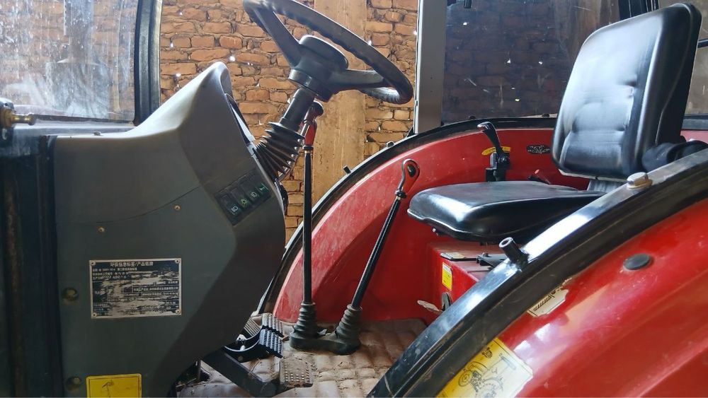 Traktor qizil rangda Qiziriq tumanida narxi bo’lishi yozilgan 2- yilli