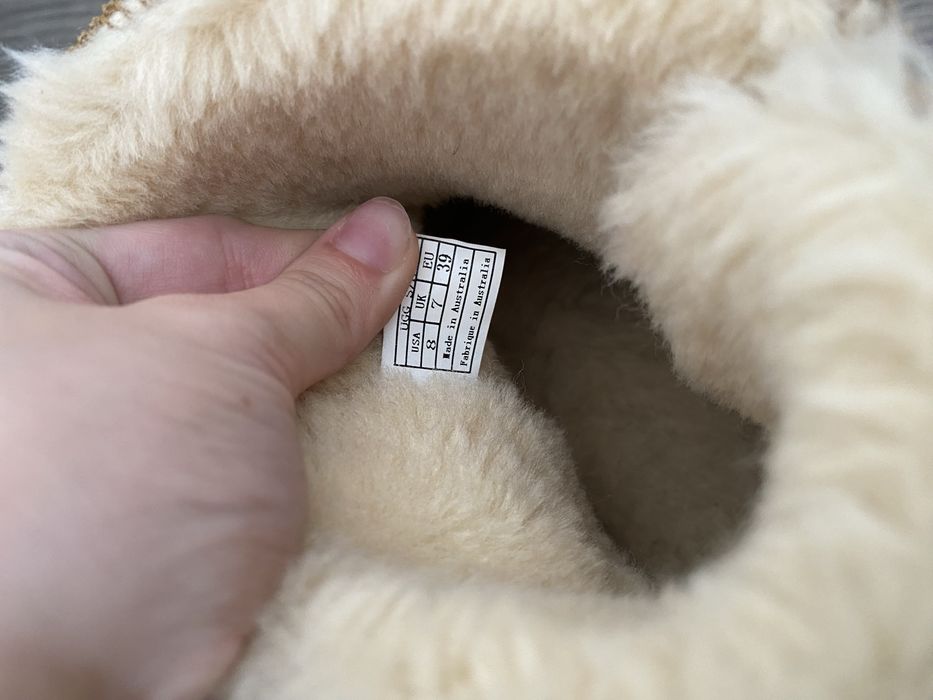 Ghete UGG cu nasture si blanita