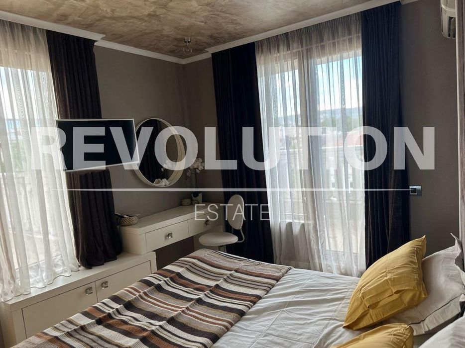 Дава се под наем Двустаен апартамент в Варна, Център - 110 кв.м за 1400 € - Снимка #3