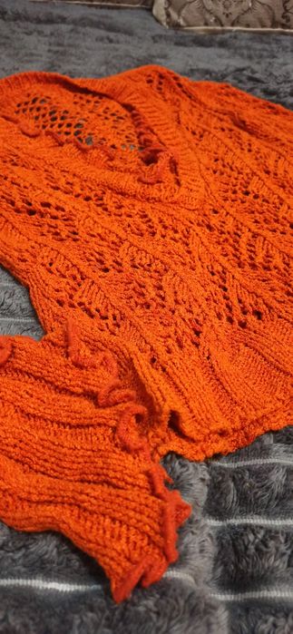 Продам вязаный (крупной вязки) пуловер с V- образным вырезом