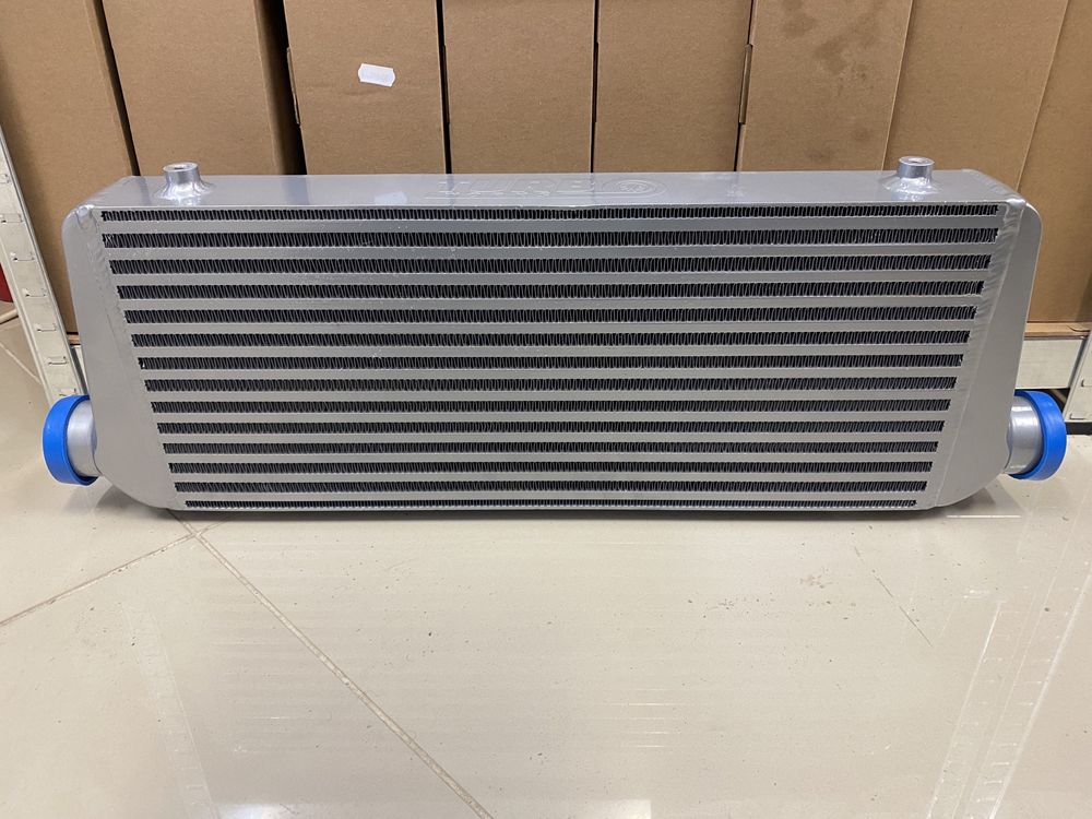 TurboWorks универсален интеркулер Intercooler 550х230х65 bar&plate