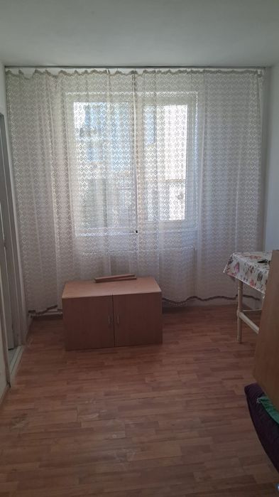 Inchirez Garsoniera,Aleea Revolutiei .Roman ,bl 13 B,et 1,pret 500lei