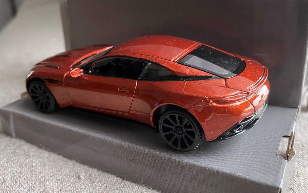 Macheta Aston Martin Db11 1 43 - noua la cutie - metal