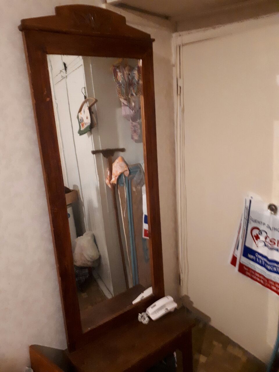 Зеркало с тумбой.