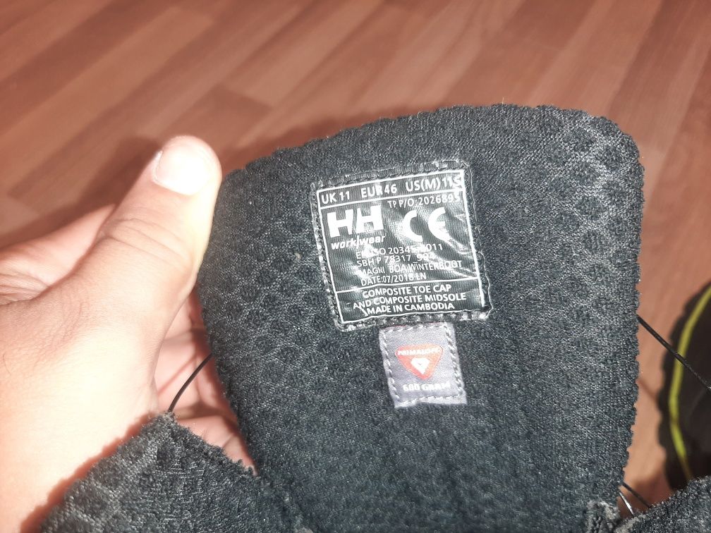 Vând încălțări de iarnă Helly Hansen Magni