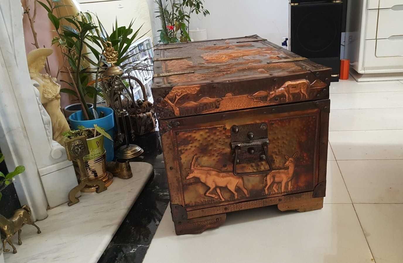 Старинна ракла с африкански мотиви от кована мед