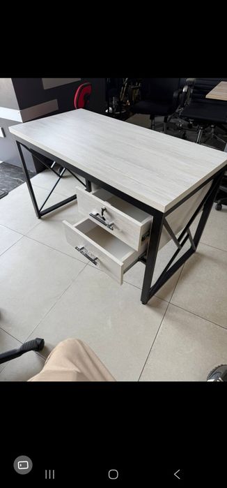 Лофт стол тортмалик, бақувват қилиб ишланган, ажойиб дизайн уйғунлиги