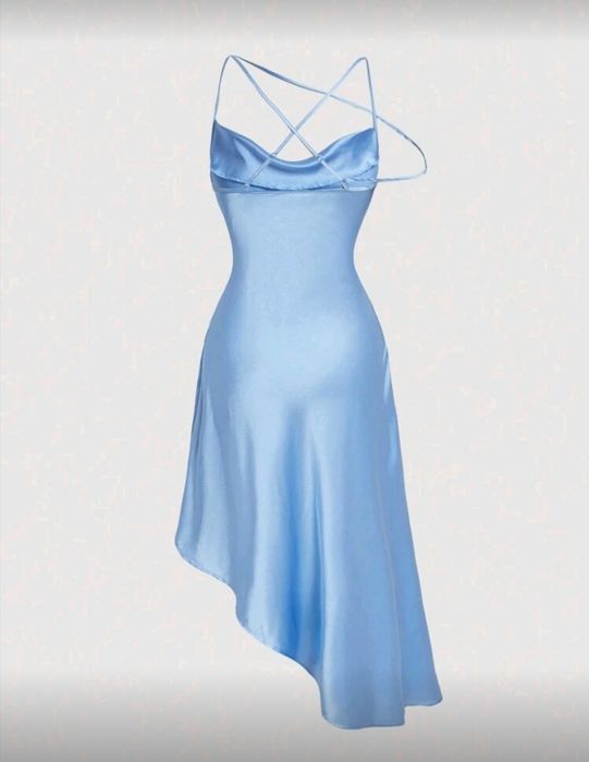 Сатенена ками рокля с плътна драпирана яка и асиметричен подгъв