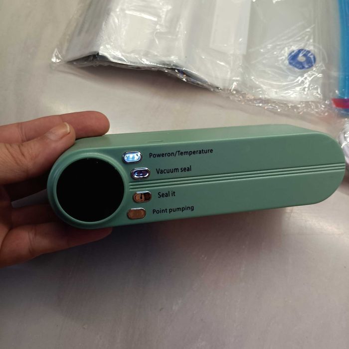 Преносим вакуумен уред 3 в 1 за твърди и течни храни