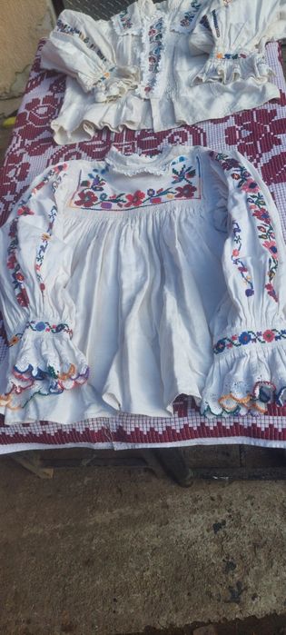 Vand cămăși tradiționale din zona Beiusului.