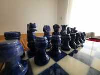 Tablă de șah cu piese din porfir capitonate
