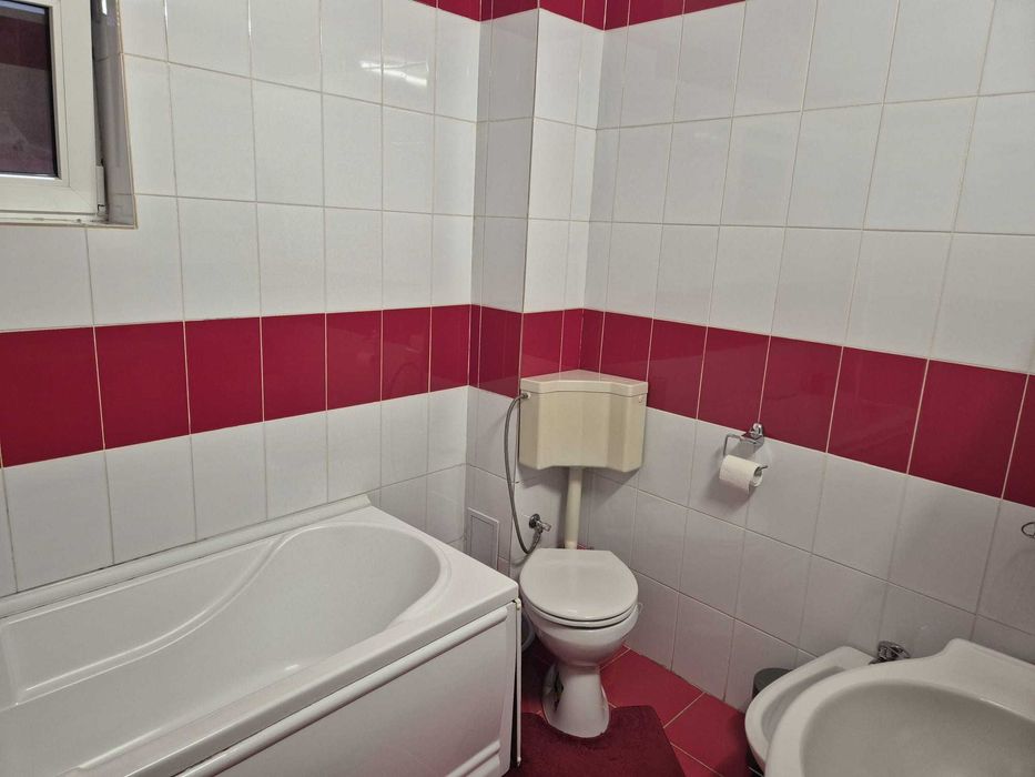 2 Camere, et. 2, curte, parcare, str. Victoriei - Direct Proprietar