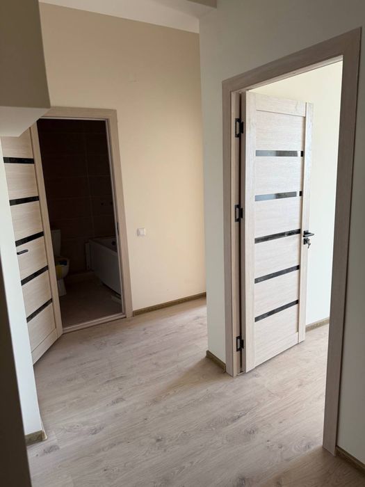 sergile moshina bozor mostini yonida Turon avtosalon yonida