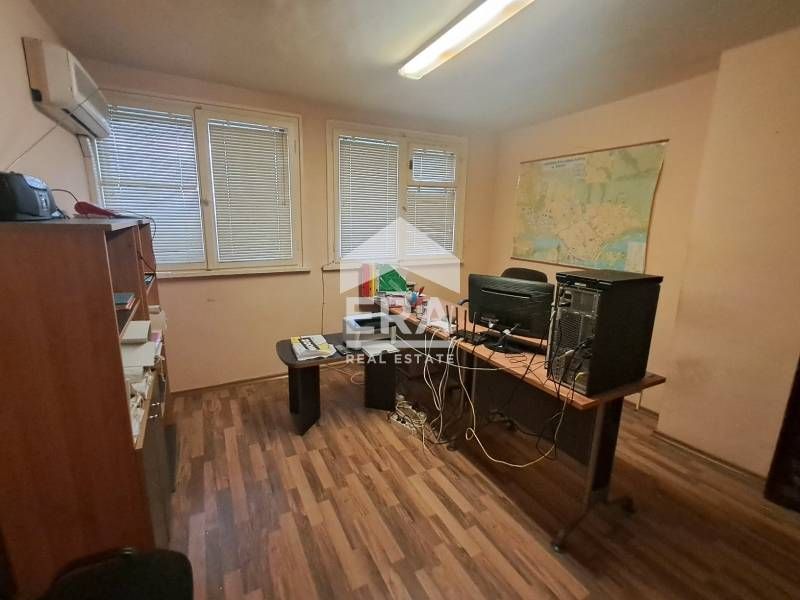 Обзаведен офис под наем, на първи етаж в тухлена жилищна сграда, район