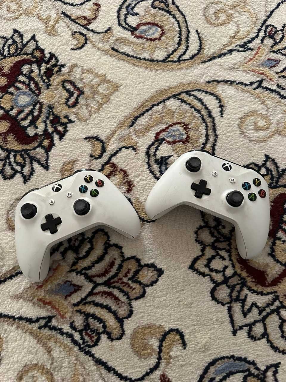Xbox One S с двумя контроллерами
