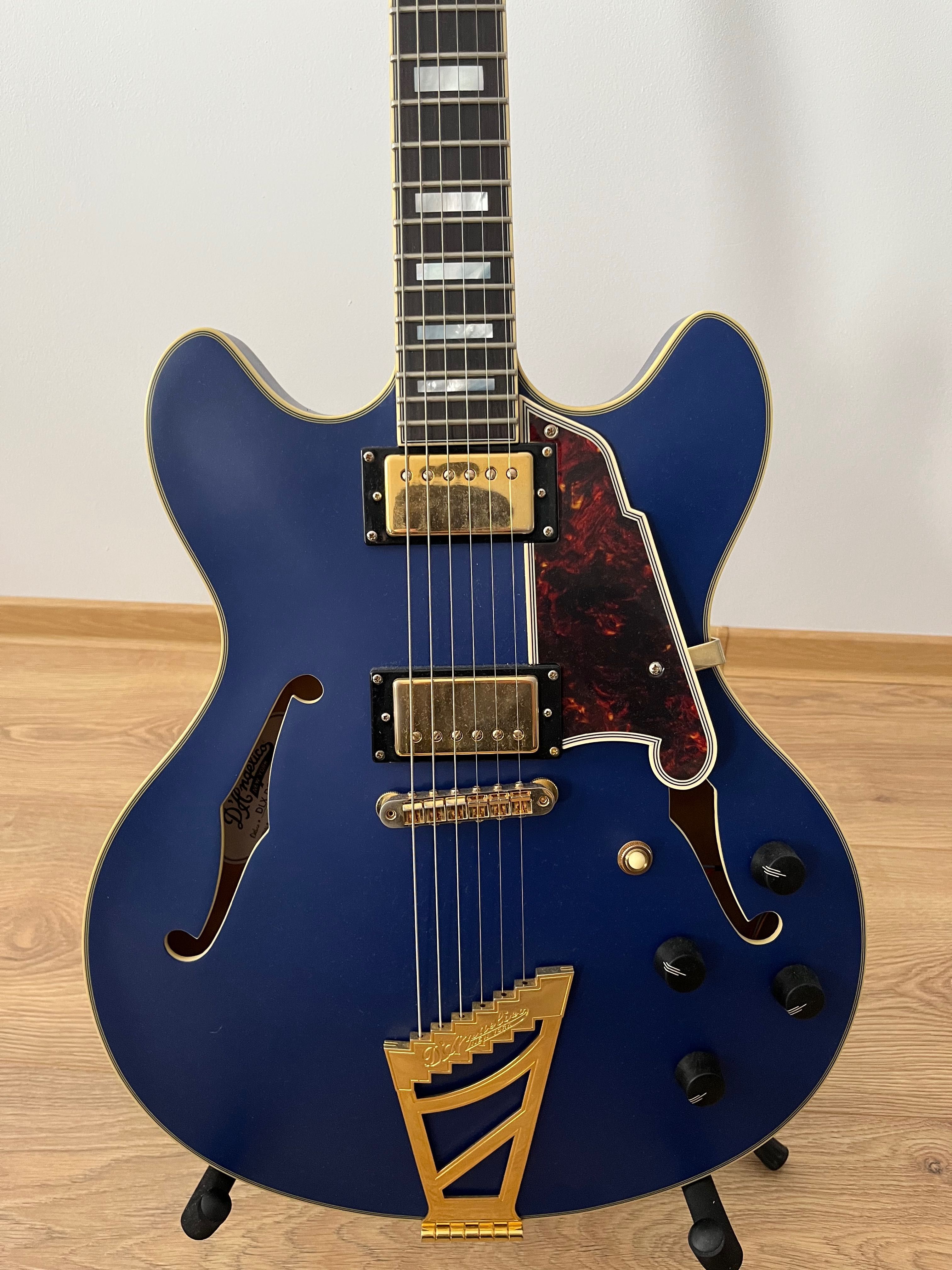 D'Angelico Deluxe DC Limited Edition, Matte Royal Blue + Hardcase