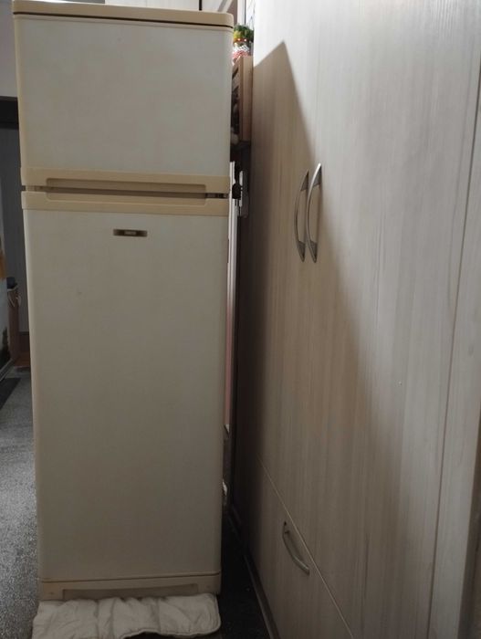 Продавам хладилник с горен фризер