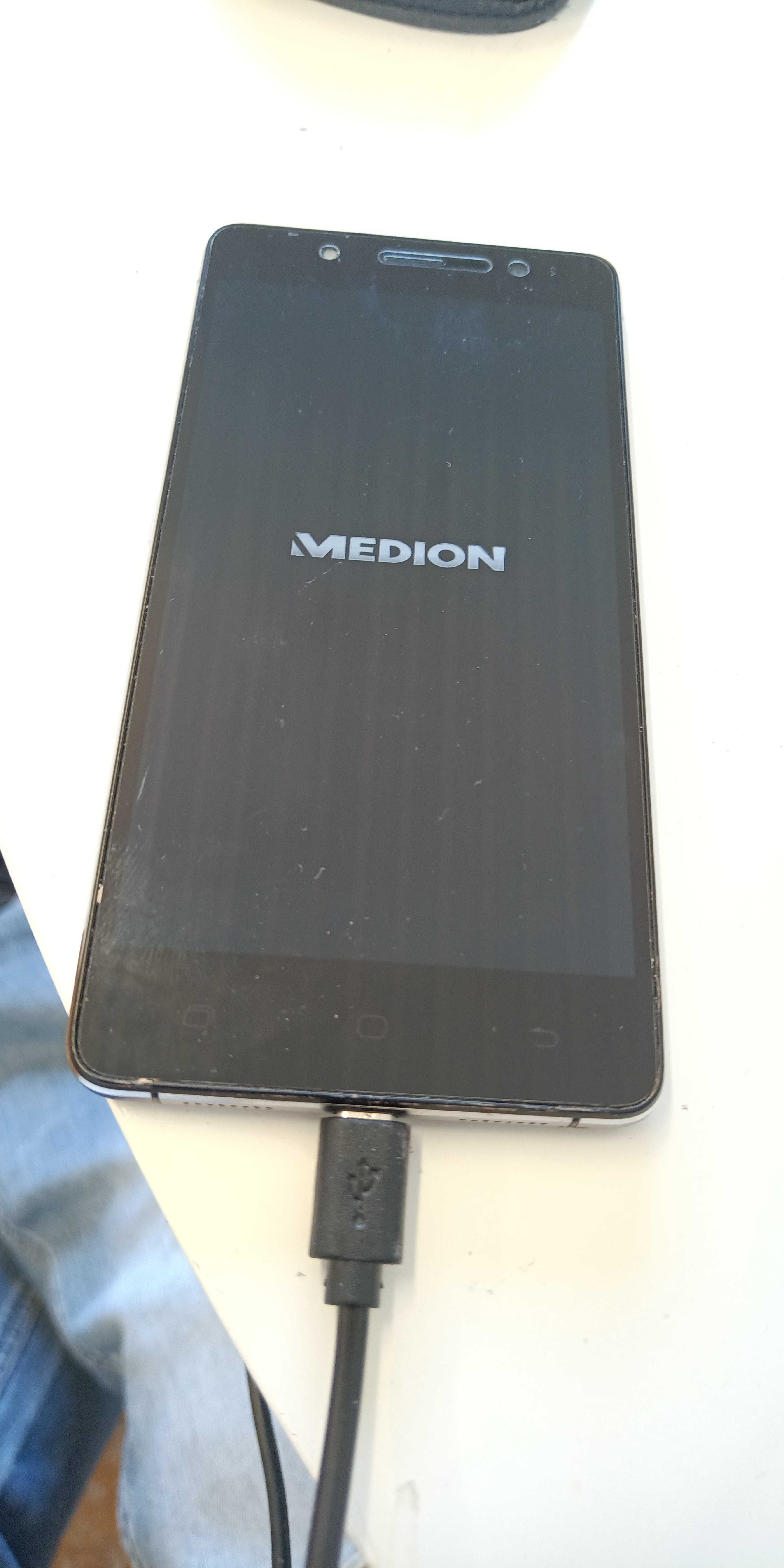 2  броя телефони 8 ядрени Medion s5004