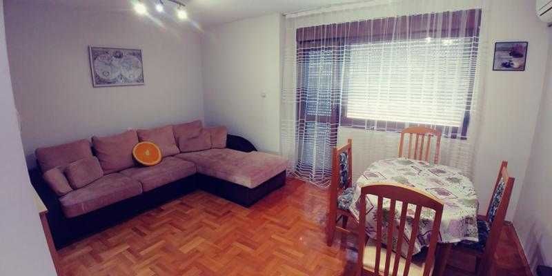Дава се под наем Двустаен апартамент в Бургас, Център - 60 кв.м за 200 € - Снимка #2