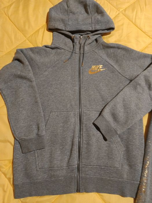 Дамски екип неразличим от нов . Обличан е броени пъти.