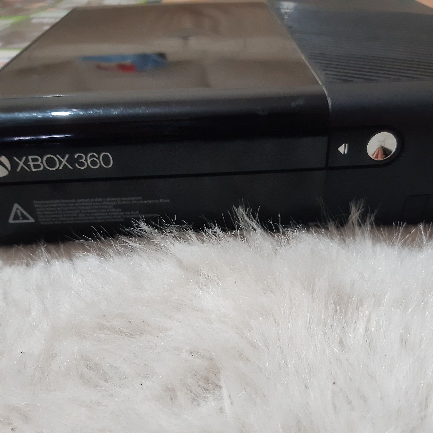 Xbox 360 , vine însoțit de 1 controler negru, cablul de alimentare și