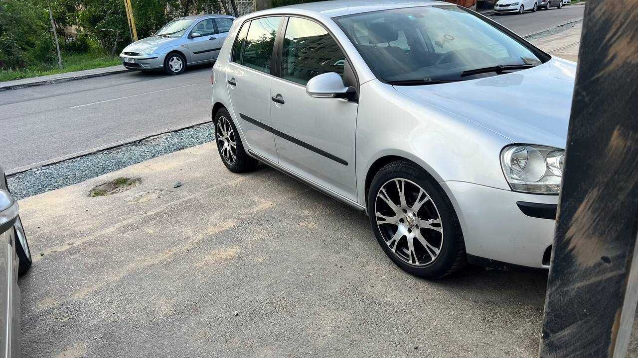 Vînd o mașină de calitate, Volkswagen golf 5, anul 2005