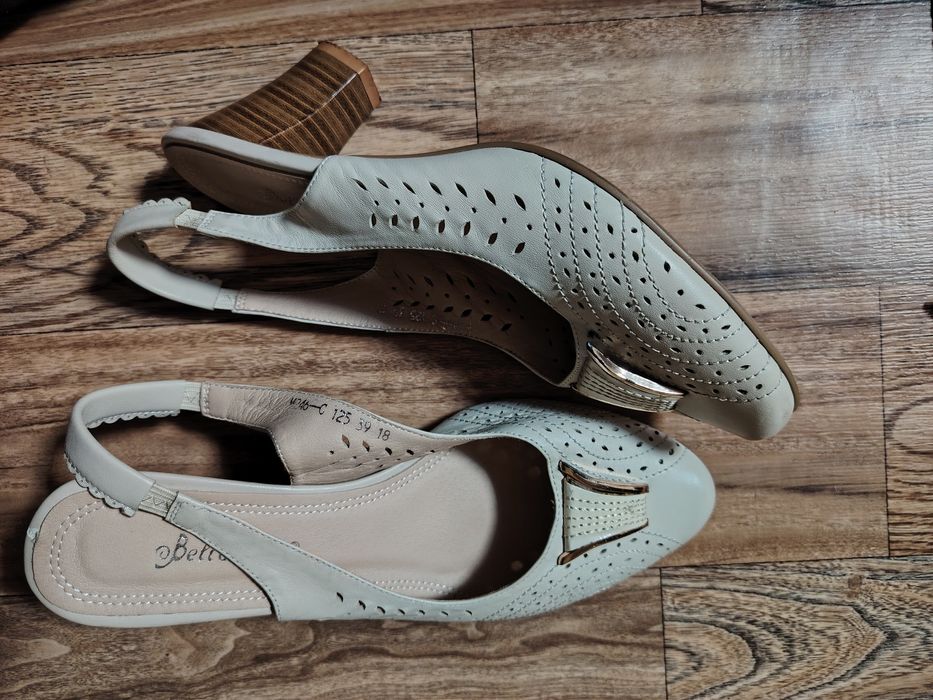 Женские босоножки