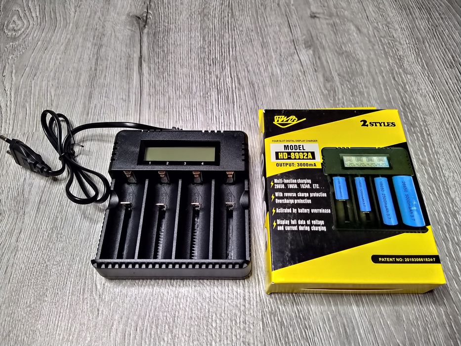 Incarcator  cu DISPLAY 4 Porturi 4.2v Li-Ion 18650/26650 Camping