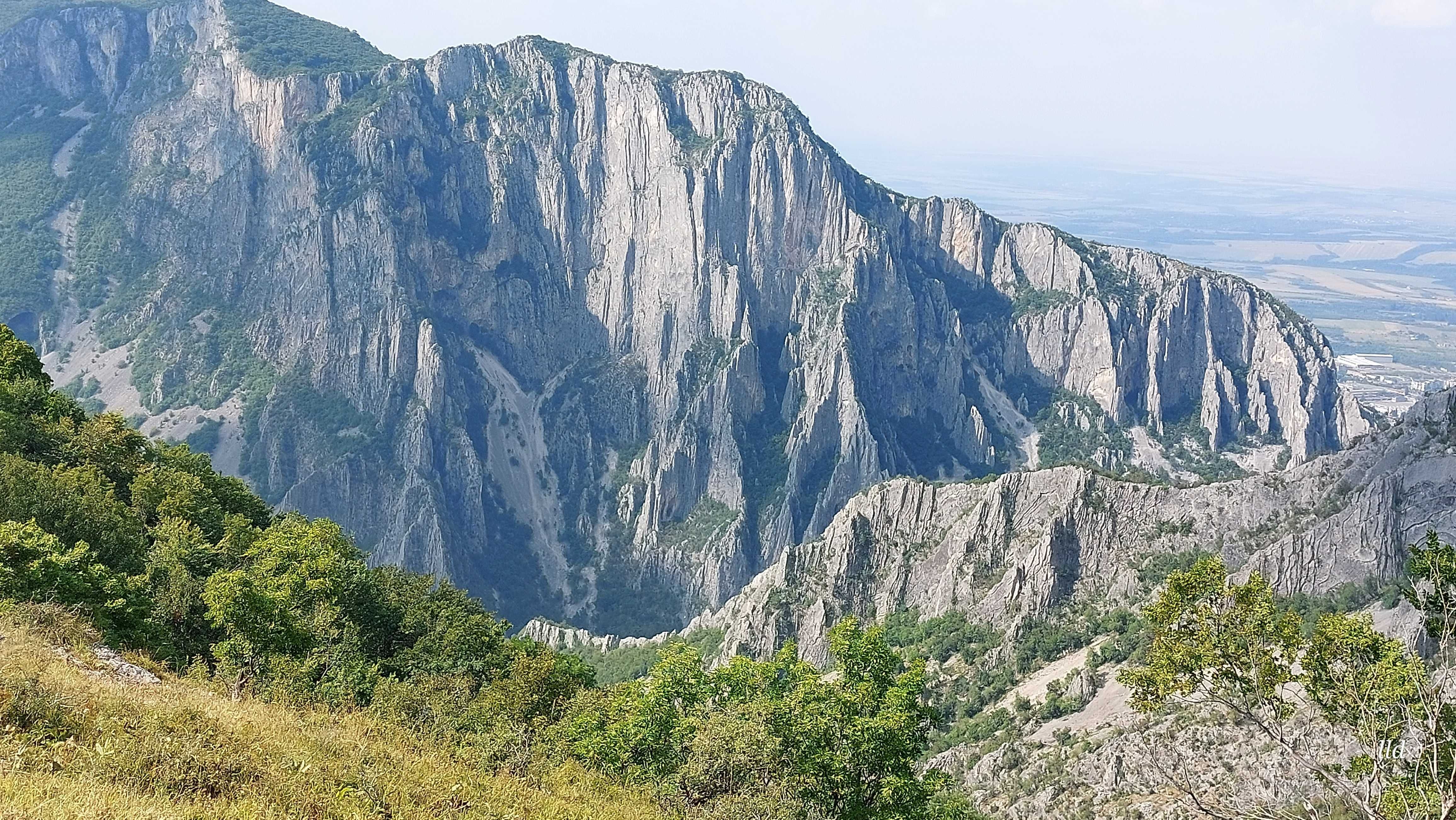 Вижте Съкровищата на Врачанския Балкан с Електрически Мотори sur-ron !