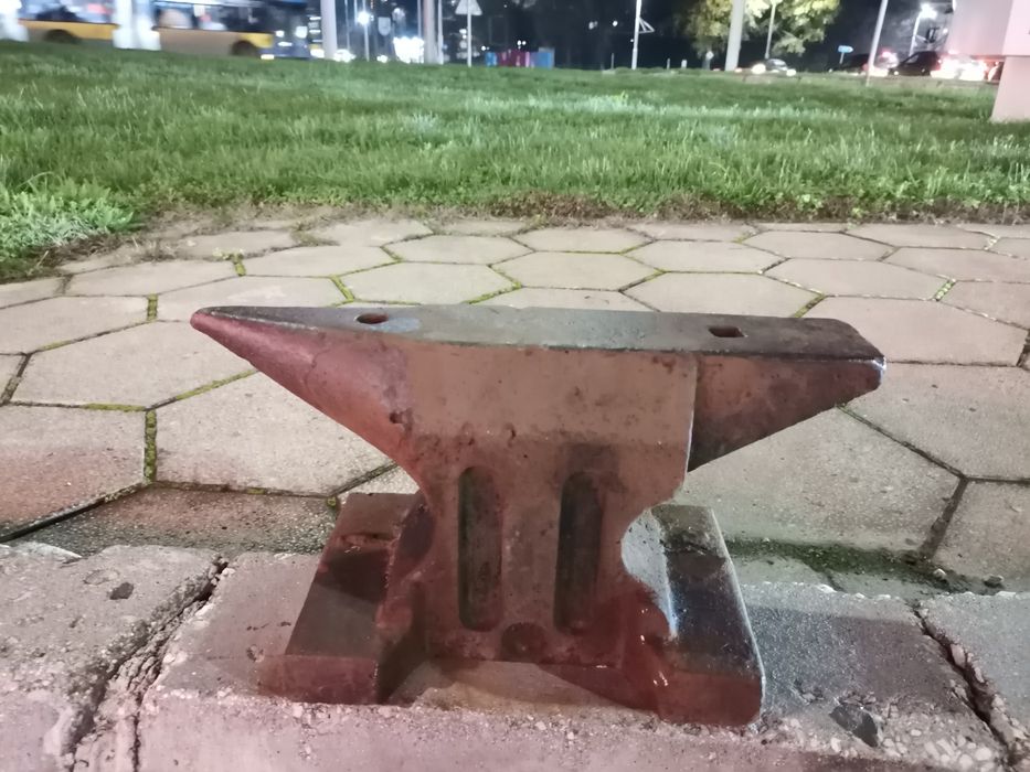 Средна наковалня 35кг.