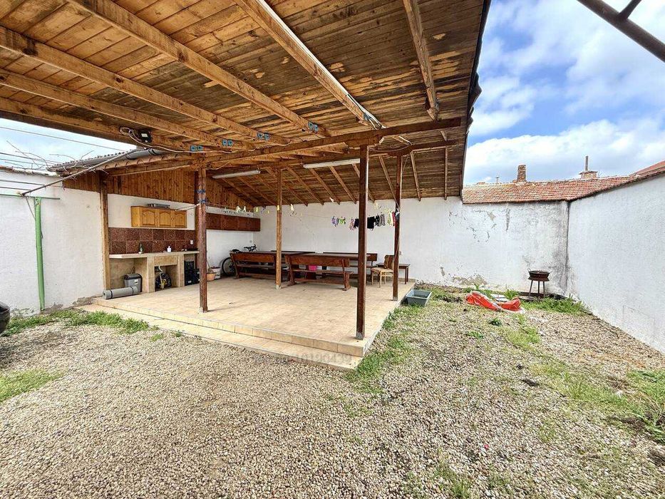 Триетажна къща с двор и навес в центъра на кв. Ветрен