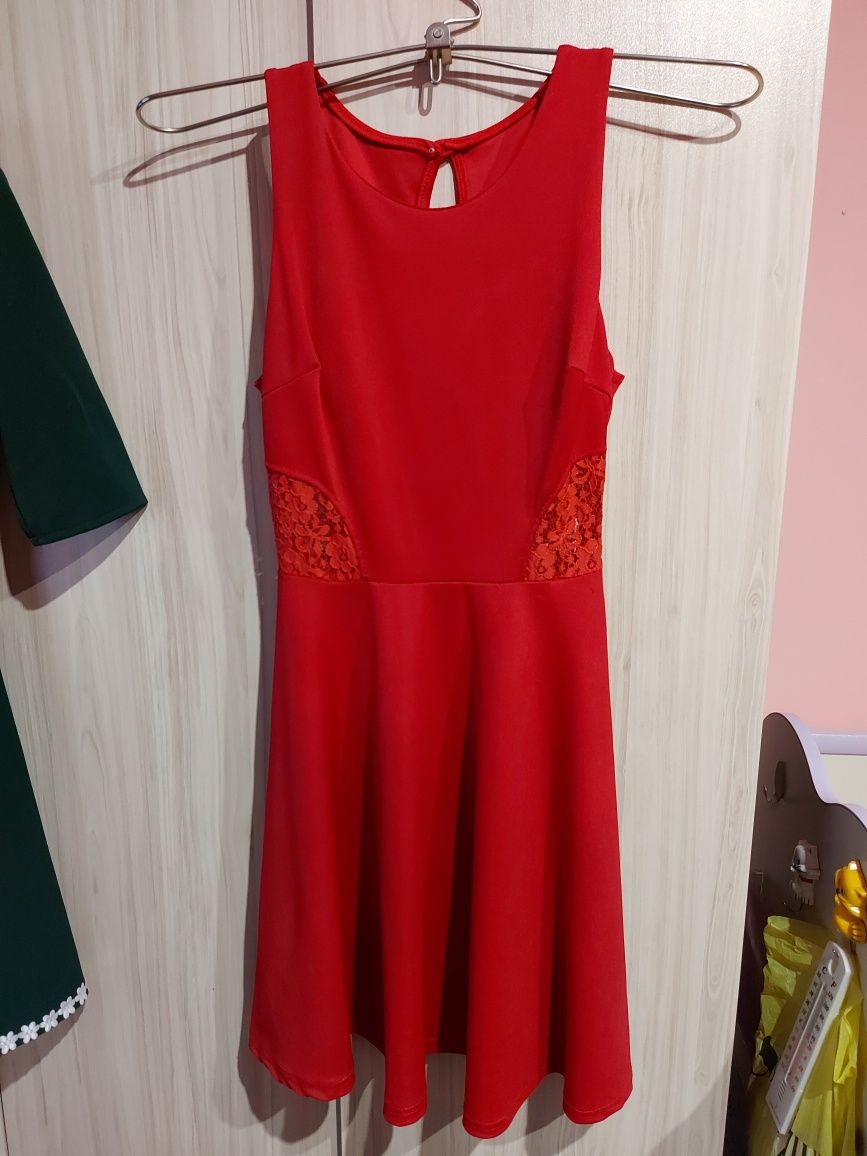 Червена рокля с дантела
