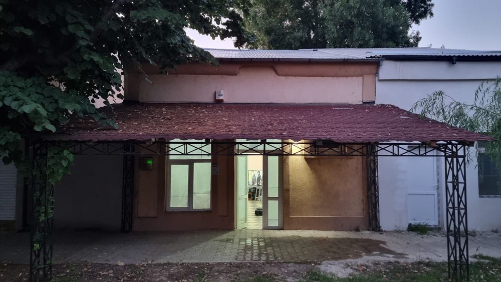 Vând spațiu comercial