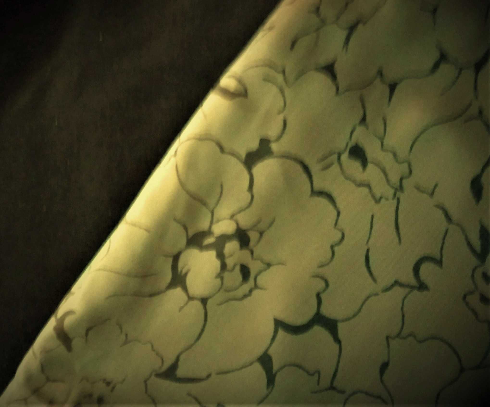 Ткань шелк зеленый с коричневатым оттенком.