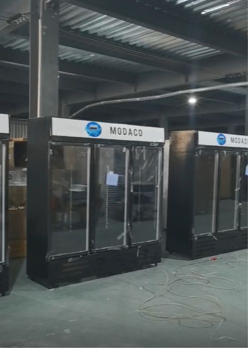 Vitrina frigorifica cu 3 usi pentru sucuri