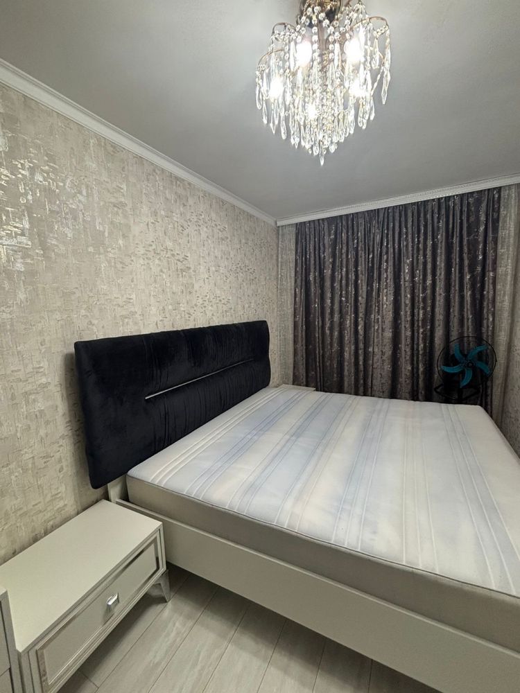 Продается кровать с матрасом и 2тумбы