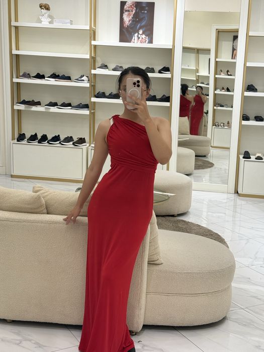 Красное силуетное платье