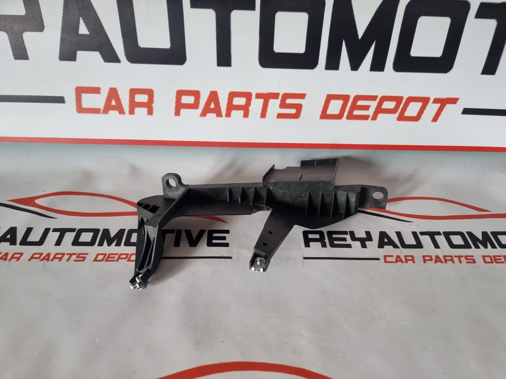 Suport far dreapta Bmw X3 E83 dupa 2003 cod 1301073025